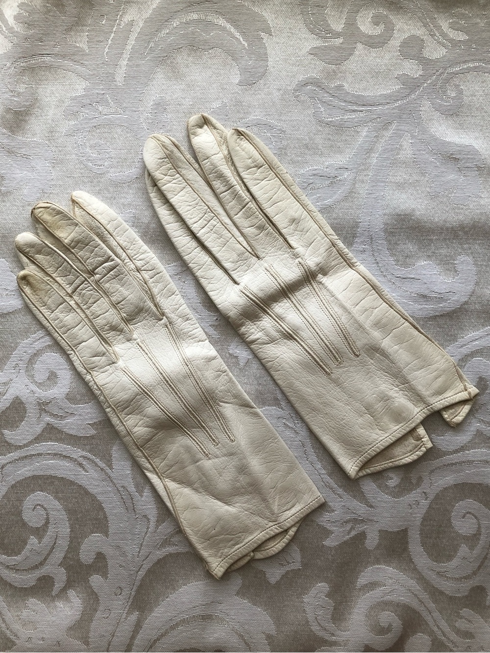 Vintage Leather Gloves Off-White/Ivory (See Description re Size)